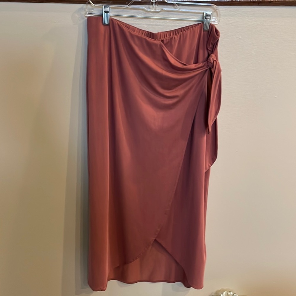 HEARTLOOM anthro / revolve FLATTERING STRETCH WRAP midi high low SKIRT size Lrg